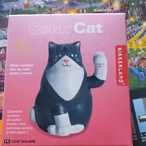 Kikkerland Solar Cat - Black and White